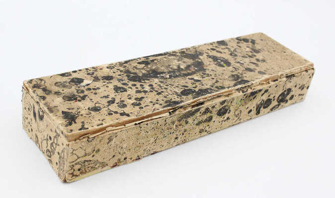 Пенал с тремя карандашами, обклеенный мраморной бумагой для книжных форзацев (акватипия)